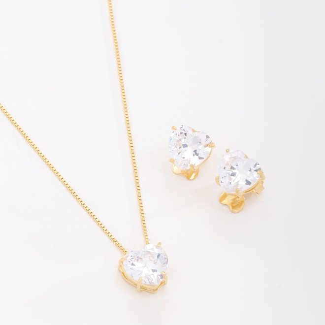 CJS-00077 CONJUNTO BANHADO A OURO 18K COM DESIGN ROMÂNTICO E SOFISTICADO, APRESENTANDO COLAR COM PINGENTE EM FORMATO DE CORAÇÃO COM ZIRCÔNIA LAPIDADA