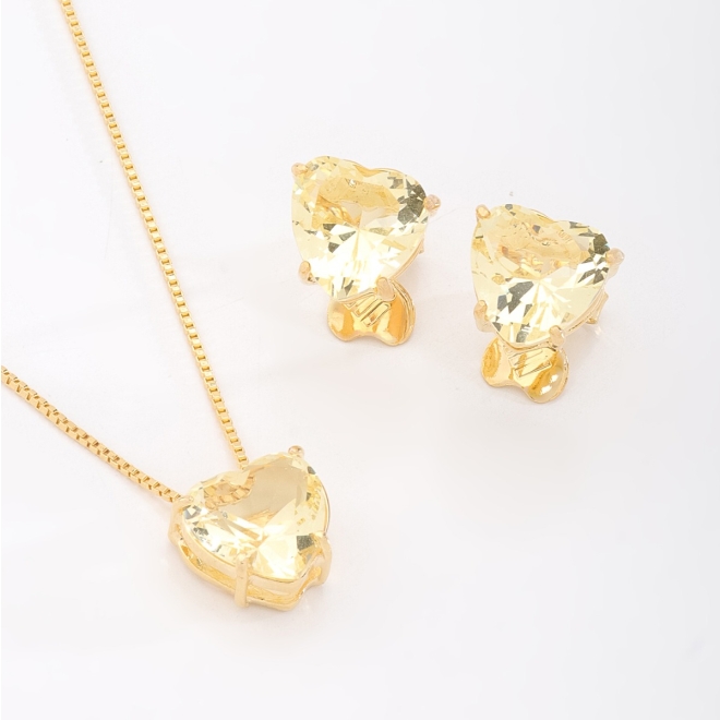 CJS-00077 CONJUNTO BANHADO A OURO 18K COM DESIGN ROMÂNTICO E SOFISTICADO, APRESENTANDO COLAR COM PINGENTE EM FORMATO DE CORAÇÃO COM ZIRCÔNIA LAPIDADA