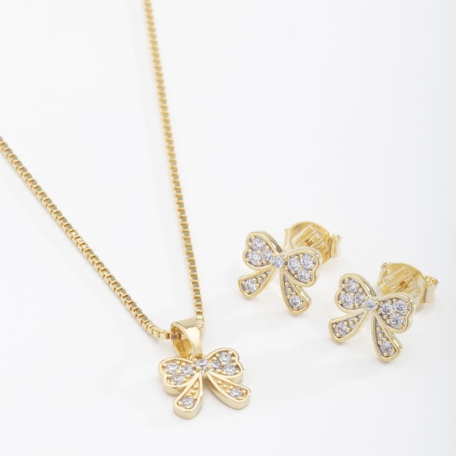 CJS-00112 CONJUNTO BANHADO A OURO 18K COM DESIGN DELICADO E FEMININO,COLAR COM PINGENTE EM FORMATO DE LAÇO CRAVEJADO EM ZIRCÔNIAS CRISTAL