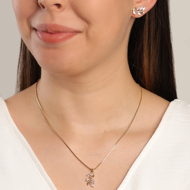 CJS-00122 CONJUNTO BANHADO A OURO 18K COM DESIGN DELICADO E INSPIRADO NA NATUREZA,COLAR COM PINGENTE EM FORMATO DE RAMO COM FOLHAS SUAVEMENTE CURVADAS