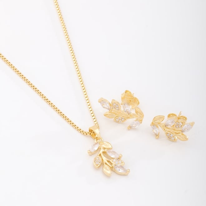 CJS-00122 CONJUNTO BANHADO A OURO 18K COM DESIGN DELICADO E INSPIRADO NA NATUREZA,COLAR COM PINGENTE EM FORMATO DE RAMO COM FOLHAS SUAVEMENTE CURVADAS