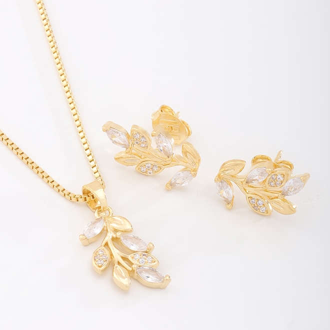 CJS-00122 CONJUNTO BANHADO A OURO 18K COM DESIGN DELICADO E INSPIRADO NA NATUREZA,COLAR COM PINGENTE EM FORMATO DE RAMO COM FOLHAS SUAVEMENTE CURVADAS
