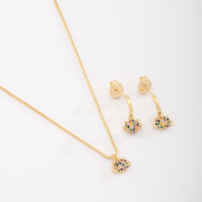CJS-00123 ONJUNTO BANHADO A OURO 18K COM DESIGN DELICADO E CHEIO DE COR,COLAR COM PINGENTE DE GATO CRAVEJADO COM PEDRAS COLORIDAS