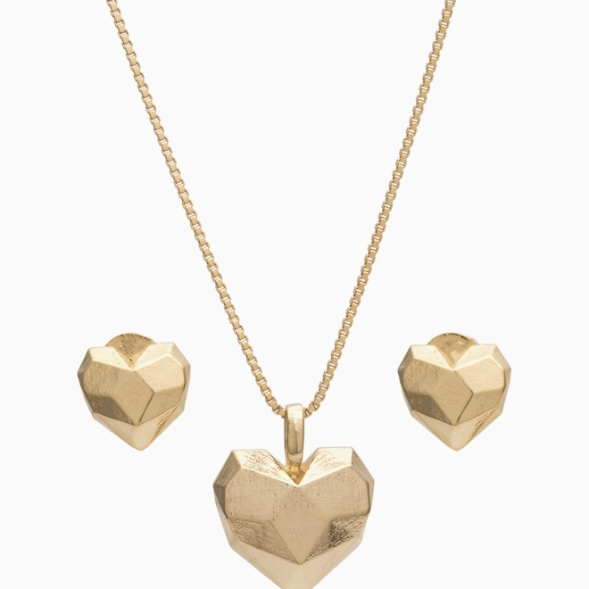 CJS-00130 CONJUNTO BANHADO A OURO 18K COM PINGENTE E BRINCOS EM FORMATO DE CORAÇÃO