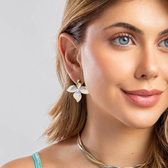 BRM-02228 BRINCO BANHADO A OURO 18K COM DESIGN FLORAL EM ACABAMENTO BICOLOR,