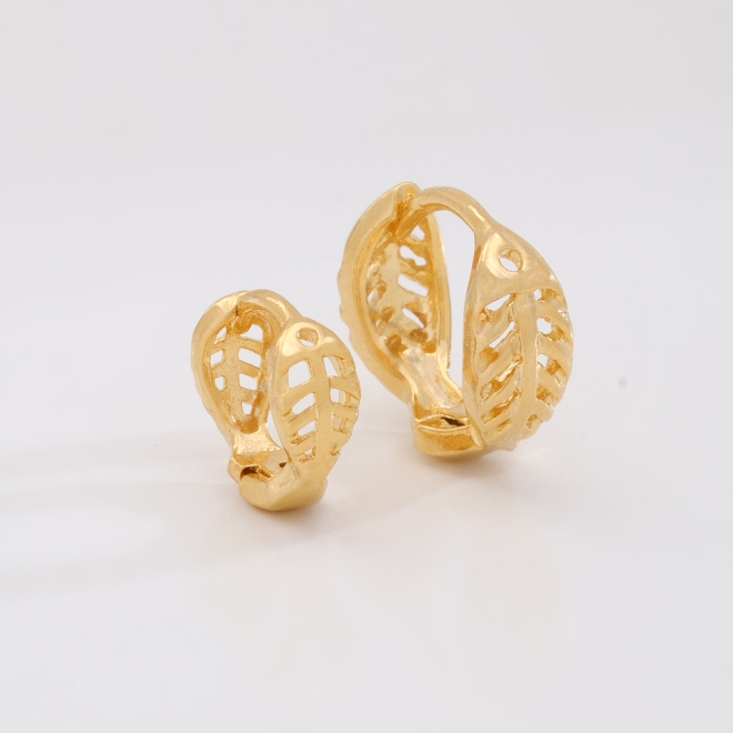 DAC-0010 - BRINCO BANHADO A OURO 18K EM FORMATO DE FOLHA