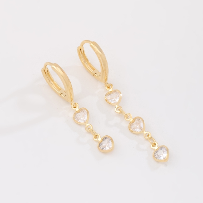 DAC-0040 BRINCO BANHADO A OURO 18K DE ARGOLA DUPLA COM PINGENTES DE CORAÇÃO COM ZIRCÔNIAS