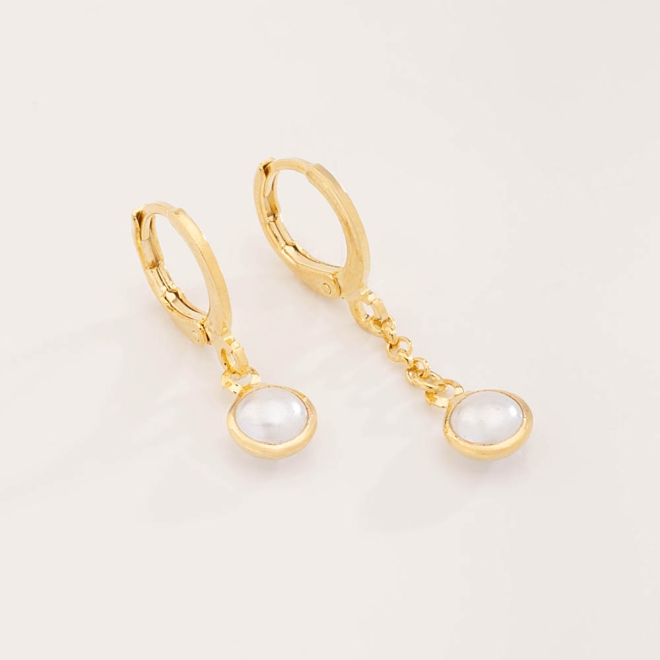 DAQ-00007 BRINCO BANHADO A OURO 18K DUPLO COM ARGOLA E PINGENTE DE PÉROLA