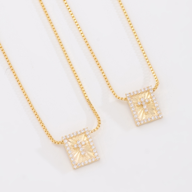ES-0029 ESCAPULÁRIO BANHADO A OURO 18K COM CORRENTE VENEZIANA E PINGENTES EM FORMATO RETANGULAR COM CRUZ