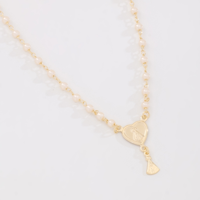 GI-00127 GARGANTILHA INFANTIL BANHADA A OURO 18K COM DETALHES EM PÉROLAS E PINGENTE DE NOSSA SENHORA APARECIDA
