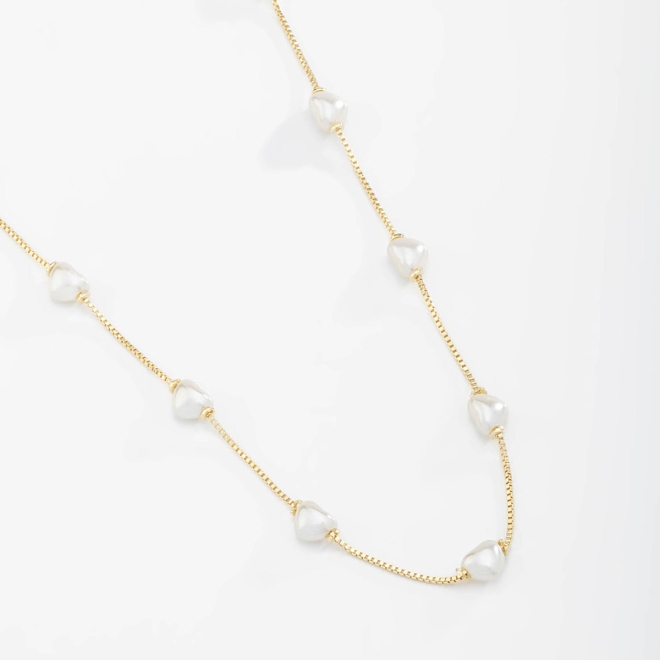 GR-00015 COLAR BANHADO A OURO 18K COM CORRENTE DELICADA E MINI CORAÇÕES EM PÉROLA