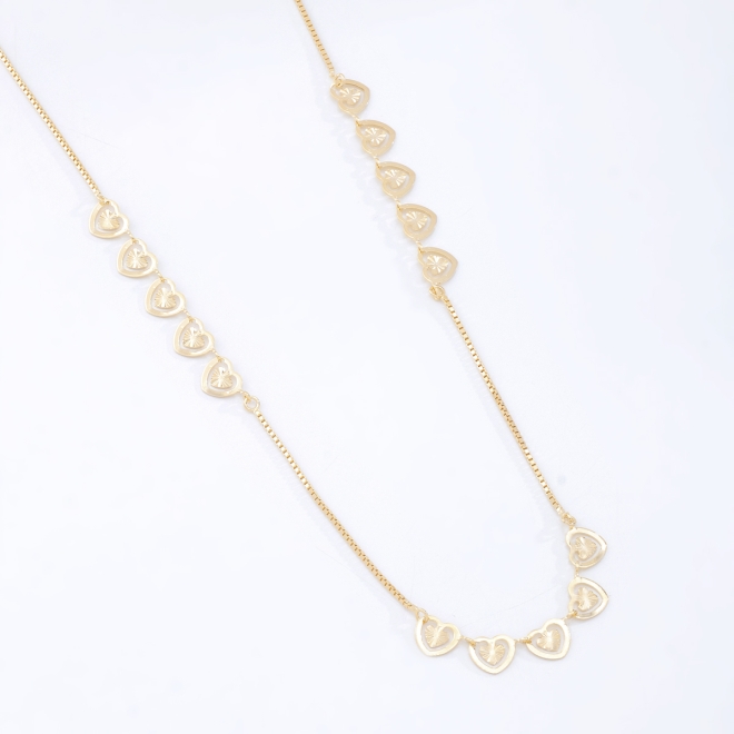 GR-00119 COLAR BANHADO A OURO 18K COM CORAÇÕES AO LONGO DA CORRENTE.