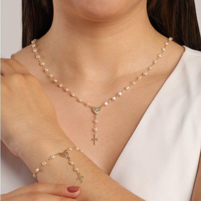 PU-00147 PULSEIRA TERÇO COM PÉROLAS EM CORAÇÃO E PINGENTE DE CRUZ