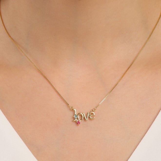 GR-00344 COLAR BANHADO A OURO 18K COM PINGENTE LOVE E DETALHES EM ZIRCÔNIAS COLORIDAS
