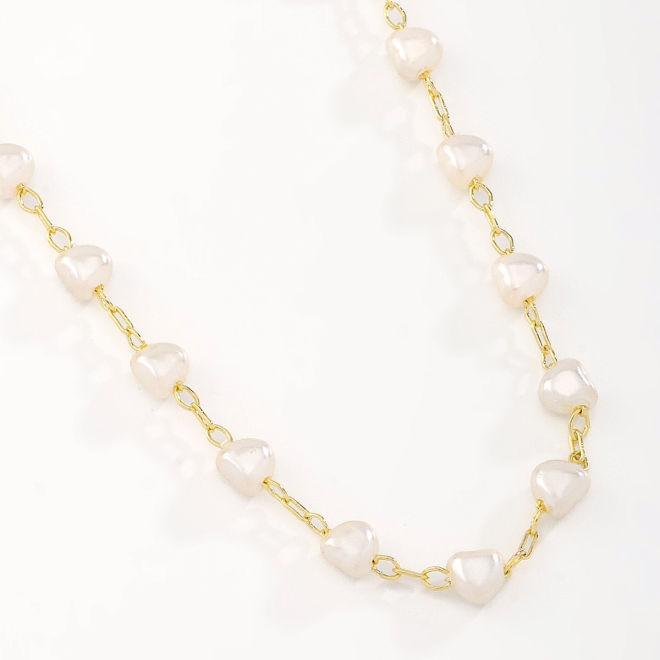 GR-00361 COLAR BANHADO A OURO 18K COM PÉROLAS EM CORAÇÃO INTERCALADAS POR ELOS DELICADOS