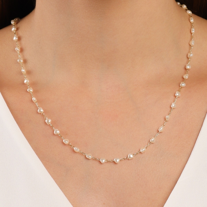 GR-00361 COLAR BANHADO A OURO 18K COM PÉROLAS EM CORAÇÃO INTERCALADAS POR ELOS DELICADOS