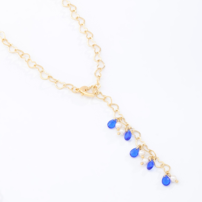 GR-00484 COLAR GRAVATA COM CORRENTE DE CORAÇÕES E DETALHES PENDENTES EM GOTAS AZUIS E PÉROLAS