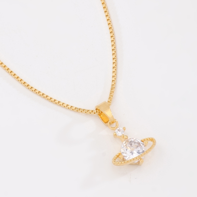 GR-00541 COLAR BANHADO A OURO 18K COM PINGENTE DE SATURNO CRAVEJADO EM ZIRCÔNIAS