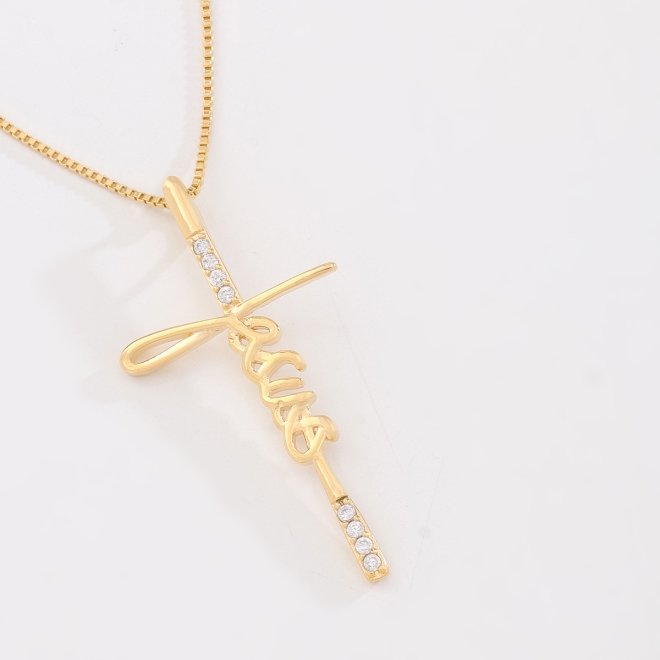 GR-00789 COLAR BANHADO A OURO 18K COM PINGENTE DE CRUZ E DETALHE ESCRITO JESUS COM ZIRCÔNIAS