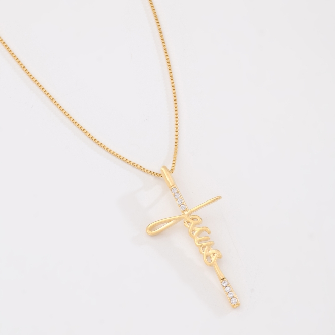 GR-00789 COLAR BANHADO A OURO 18K COM PINGENTE DE CRUZ E DETALHE ESCRITO JESUS COM ZIRCÔNIAS