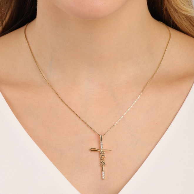 GR-00789 COLAR BANHADO A OURO 18K COM PINGENTE DE CRUZ E DETALHE ESCRITO JESUS COM ZIRCÔNIAS