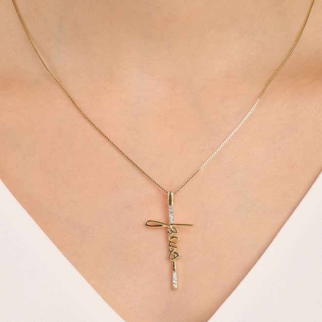 GR-00789 COLAR BANHADO A OURO 18K COM PINGENTE DE CRUZ E DETALHE ESCRITO JESUS COM ZIRCÔNIAS