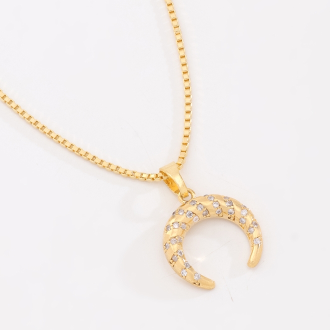 GR-00800 COLAR BANHADO A OURO 18K COM PINGENTE EM FORMATO DE FERRADURA COM DETALHES EM ZIRCÔNIAS