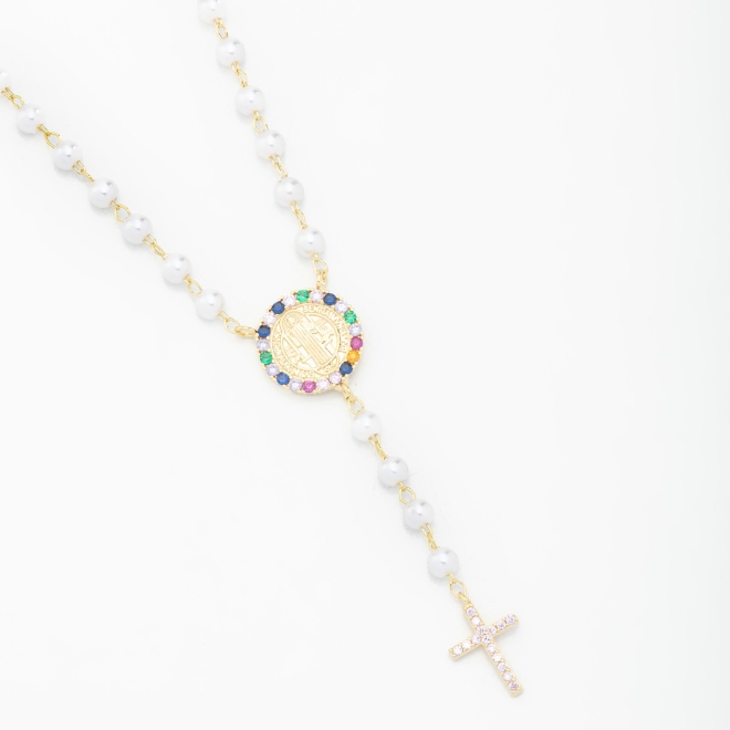 GR-00838 COLAR BANHADO A OURO 18K ESTILO TERÇO COM DETALHES EM PÉROLAS E MEDALHA DE SÃO BENTO
