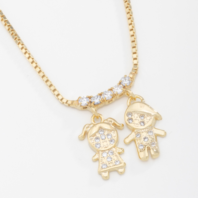GR-00853 COLAR BANHADO A OURO 18K COM DOIS PINGENTES DE MENINA E MENINO CRAVEJADOS