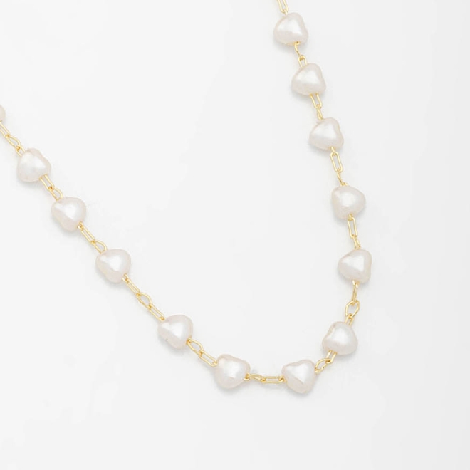 GR-00928 COLAR BANHADO A OURO 18K COM CORRENTE EM ELOS DELICADOS E MINI CORAÇÕES EM PÉROLA