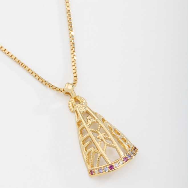 GR-01023 COLAR BANHADO A OURO 18K E PINGENTE DE N. S. APARECIDA CRAVEJADOS EM ZIRCÔNIAS.