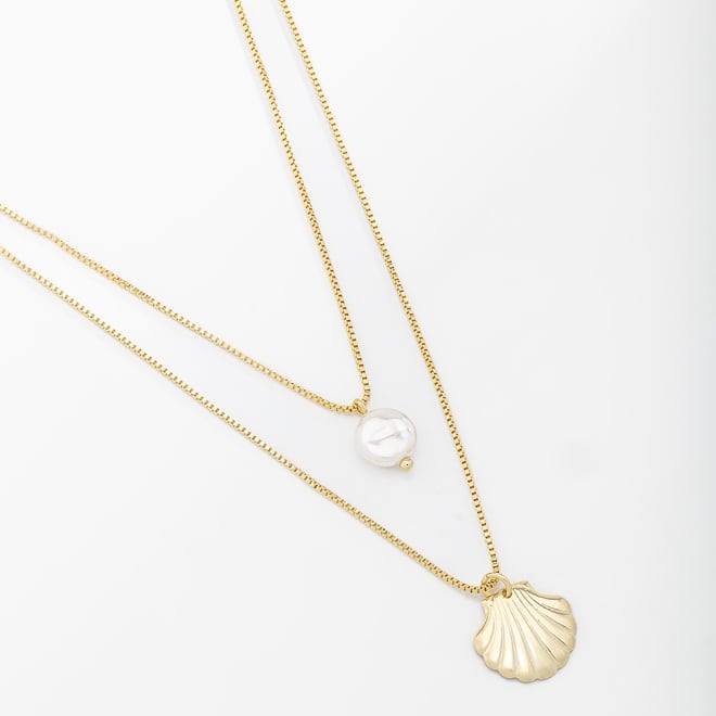 GR-01242 COLAR DUPLO BANHADO A OURO 18K COM PINGENTE DE CONCHA E DETALHE EM PÉROLA