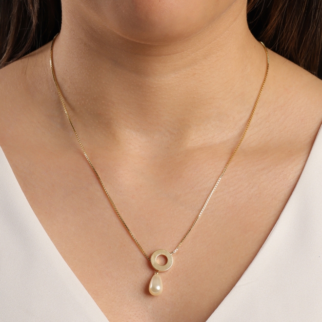 GR-01255 COLAR BANHADO A OURO 18K TIPO GRAVATINHA COM PINGENTE CIRCULAR E PÉROLA
