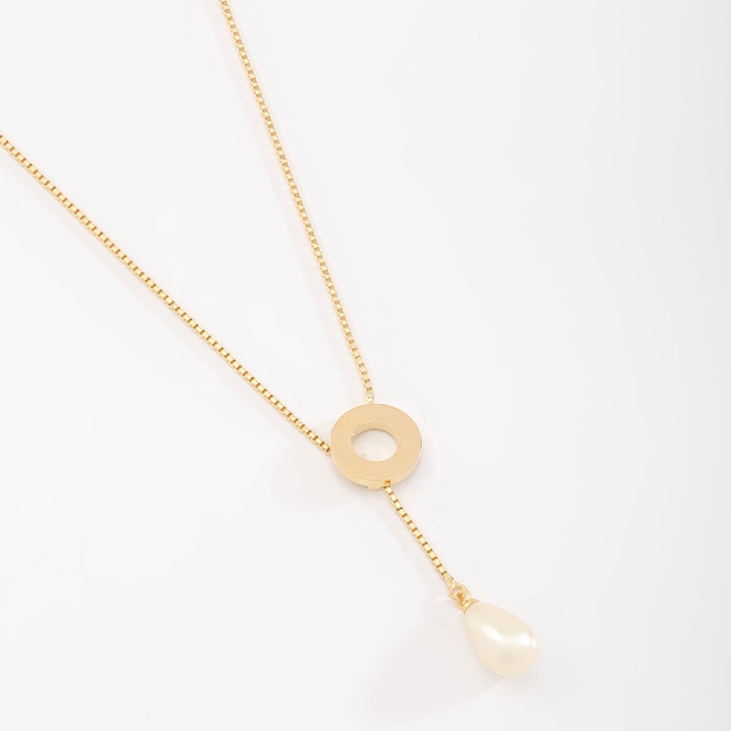 GR-01255 COLAR BANHADO A OURO 18K TIPO GRAVATINHA COM PINGENTE CIRCULAR E PÉROLA