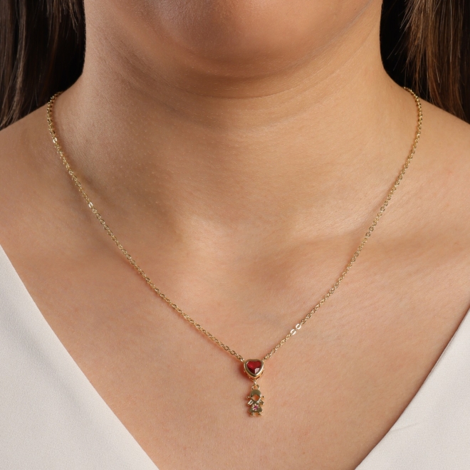 GR-01333 COLAR COM PINGENTE DE MENININHA E DETALHE DE CORAÇÃO