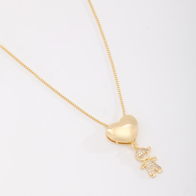 GR-01360 COLAR BANHADO A OURO 18K COM PINGENTE DE CORAÇÃO E MENINO CRAVEJADO