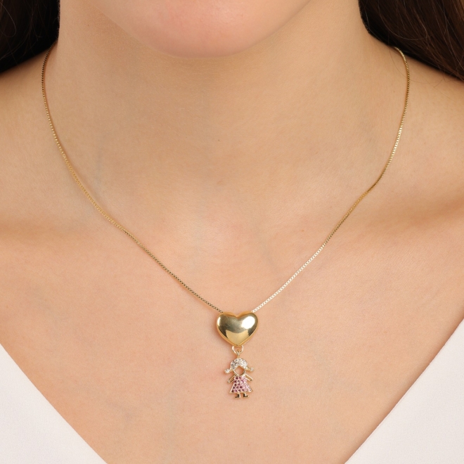 GR-01361 COLAR BANHADO A OURO 18K COM PINGENTE DE CORAÇÃO LISO E MENINA CRAVEJADA