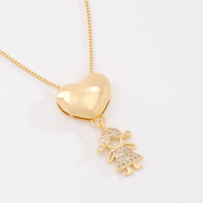 GR-01361 COLAR BANHADO A OURO 18K COM PINGENTE DE CORAÇÃO LISO E MENINA CRAVEJADA
