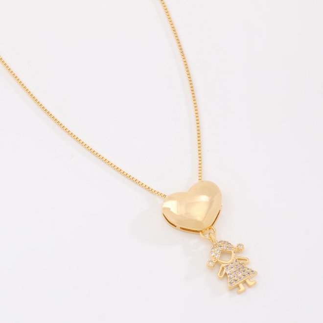 GR-01361 COLAR BANHADO A OURO 18K COM PINGENTE DE CORAÇÃO LISO E MENINA CRAVEJADA
