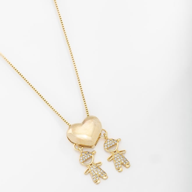 GR-01362 COLAR BANHADO A OURO 18K COM PINGENTE DE CORAÇÃO E DOIS MENINOS CRAVEJADOS