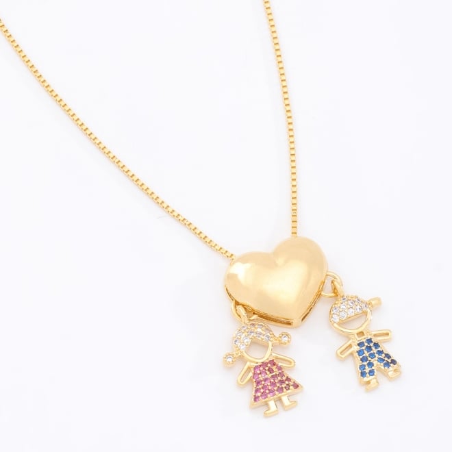 GR-01364 COLAR BANHADO A OURO 18K COM PINGENTE DE MENINO E MENINA CRAVEJADOS.