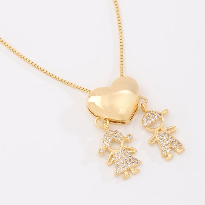 GR-01364 COLAR BANHADO A OURO 18K COM PINGENTE DE MENINO E MENINA CRAVEJADOS.