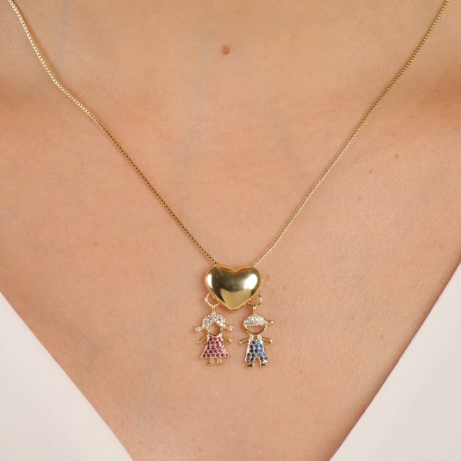 GR-01364 COLAR BANHADO A OURO 18K COM PINGENTE DE MENINO E MENINA CRAVEJADOS.