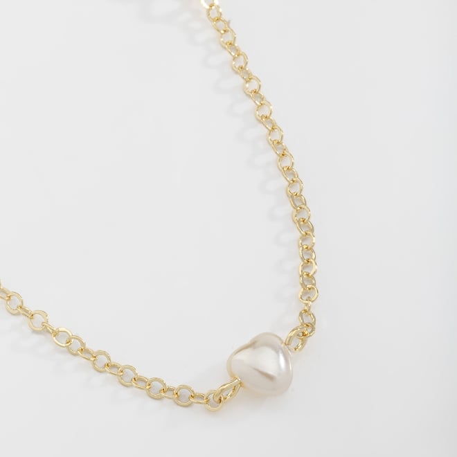 GR-01569 COLAR BANHADO A OURO 18K COM CORRENTE DELICADA E PÉROLAS EM FORMATO DE CORAÇÃO