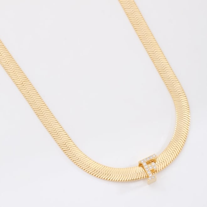 GR-01672 COLAR BANHADO A OURO 18K COM CORRENTE FITA LAMINADA E PINGENTE DE LETRA CRAVEJADO