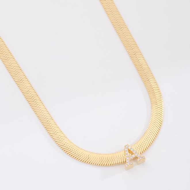 GR-01672 COLAR BANHADO A OURO 18K COM CORRENTE FITA LAMINADA E PINGENTE DE LETRA CRAVEJADO