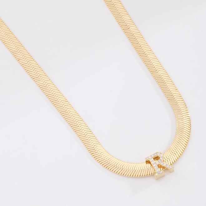 GR-01672 COLAR BANHADO A OURO 18K COM CORRENTE FITA LAMINADA E PINGENTE DE LETRA CRAVEJADO