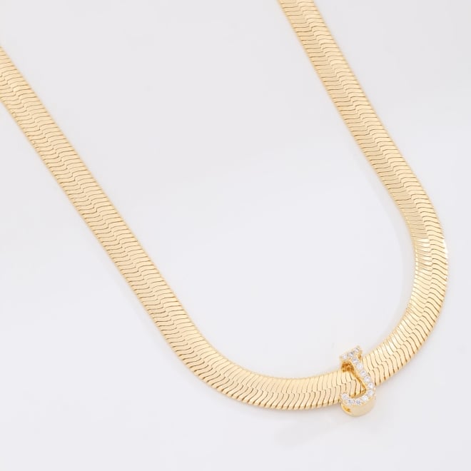 GR-01672 COLAR BANHADO A OURO 18K COM CORRENTE FITA LAMINADA E PINGENTE DE LETRA CRAVEJADO