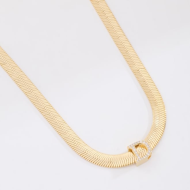 GR-01672 COLAR BANHADO A OURO 18K COM CORRENTE FITA LAMINADA E PINGENTE DE LETRA CRAVEJADO