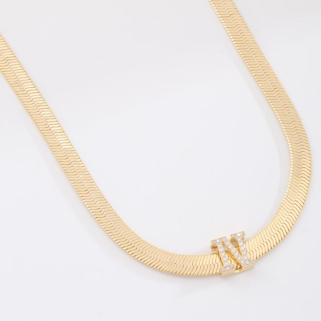 GR-01672 COLAR BANHADO A OURO 18K COM CORRENTE FITA LAMINADA E PINGENTE DE LETRA CRAVEJADO